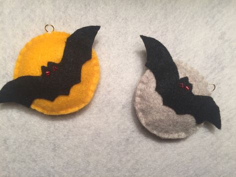 Felt Bats Halloween, Felt Bats Diy, Fabric Monsters, Halloween Arrangements, Felt Bats, Fall Felt Crafts, Felt Halloween Ornaments, Felt Bat, Cloth Animals