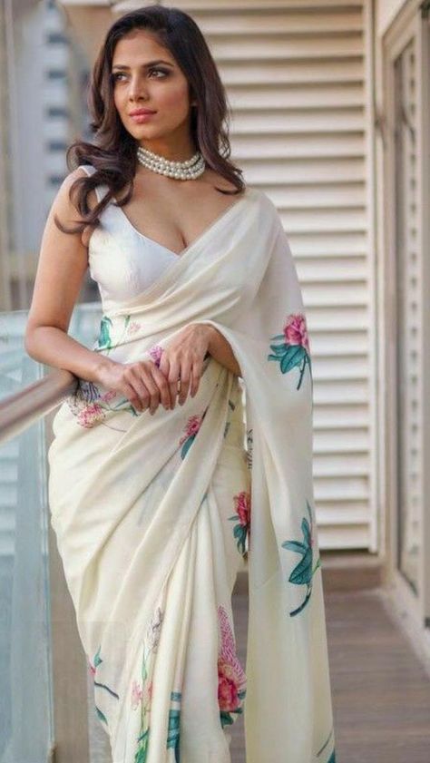 Malavika Mohanan, Indian Woman, Saree Models, Indian Models, Jennie Lisa, Beautiful Saree, Indian Beauty Saree, Desi Beauty, Kerala