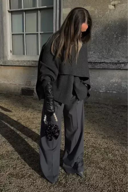 Black Leather Gloves Outfit, Long Leather Gloves Outfit, Leather Coat Outfits Women, Winter Layering Outfits Street Style, Long Gloves Outfit, Dark Grey Outfit, Long Black Coat Outfit, All Grey Outfit, Leather Gloves Outfit