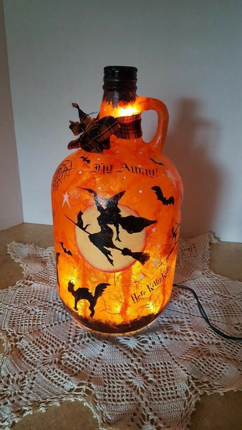 Diy Halloween Dekoration, Unique Halloween Decorations, Scary Halloween Decorations Diy, Wine Bottle Diy Crafts, Fall Halloween Crafts, Witch Decor, Gothic Halloween, Halloween Lights, Fall Halloween Decor