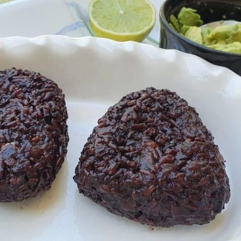 Black rice onigiri with lime avocado filling. | Mildly Indian Rice Onigiri, Onigiri Recipe, Vegetarian Asian, Arancini Recipe, Asian Vegetarian Recipes, Vegetarian Foods, Baby & Toddler Food, Black Rice, Vending Machines