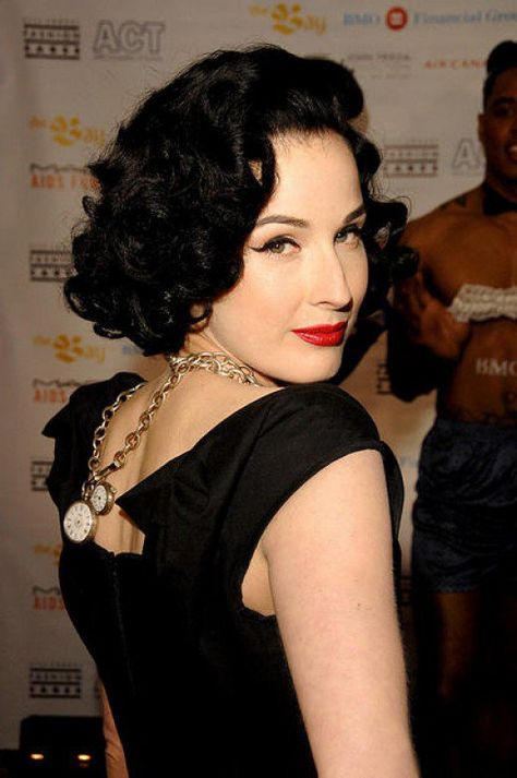 Cabelo Pin Up, Curly Hair Pictures, Curly Prom Hair, Short Curly Haircuts, Short Curls, Hair Styles 2014, Long Curls, Dita Von Teese, Retro Hairstyles