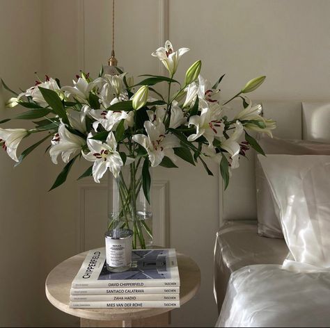 Lily Flower Vase, White Lilly Aesthetic, White Lilies Aesthetic, White Flowers Vase, Lilies Bouquet, Flowers Vase, Boquette Flowers, Nothing But Flowers, Elegant Aesthetic