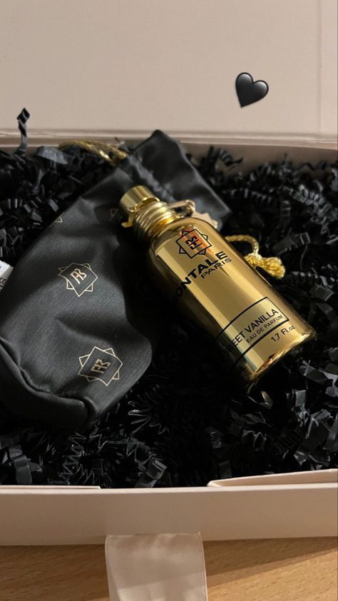 Arab Perfume Aesthetic, Parfum Aesthetic, Perfume Collection Display, Photo Brush, Surprise Birthday Decorations, Expensive Perfume, Creative Wedding Gifts, Warm Fragrance, Healthy Skin Tips