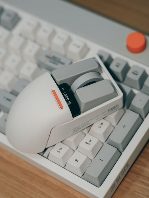 Wireless Mouse Aesthetic, Desk Organization Inspiration, Future Design Product, Computer Mouse Aesthetic, Custom Keyboard Keycaps, Keyboard Aesthetic, Aesthetic Tech, Custom Keyboard, Computer Gadgets