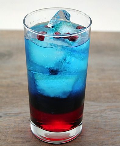 Patriot's Fan Cocktail - - - - 1 oz. grenadine 2 oz. cranberry juice 1.5 oz. vodka 3 oz. blue curaçao 5 oz. Sierra Mist Natural Superbowl Cocktails, Sierra Mist, 4th Of July Cocktails, Super Bowl Sunday, Blue Curacao, Super Bowl Food, Drink Specials, Football Party, Superbowl Party