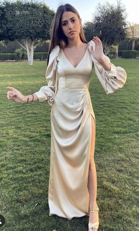 Dress Stiching Idea, Dress Bridesmaid Satin, Bridesmaid Satin Dresses, Satin Sleeves, Bridesmaid Satin, Body Con Dress Outfit, Yellow Bridesmaid Dresses, Gaun Fashion, Elegant Bridesmaid Dresses