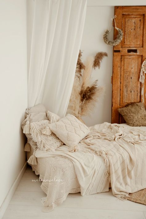 Props For Studio Photography, Simple Photography Studio, Photo Studio Inspiration, Photography Studio Bed Set Up, Boho Studio Photography, Boho Photo Studio, Boho Studio Photoshoot, Small Photography Studio Setup, Photostudio Interiors