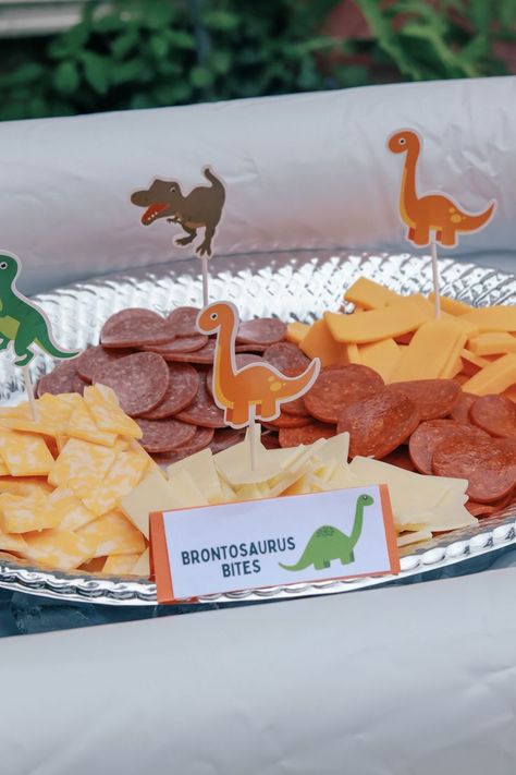 From the Dino-mite food table at my sons 2nd birthday. Great for a summer snack for any dinsoaur lover! Brontosaurus bites - cheese, crackers, and meats! Healthy Dinosaur Party Food, Dinosaur Themed Snacks Birthday Parties, Jurassic Park Snack Ideas, 3 Rex Food Ideas, Easy Dinosaur Snacks, Dino Birthday Snacks, Dinosaur Birthday Party Food Snacks, Dino Veggie Tray, Dino Party Snacks