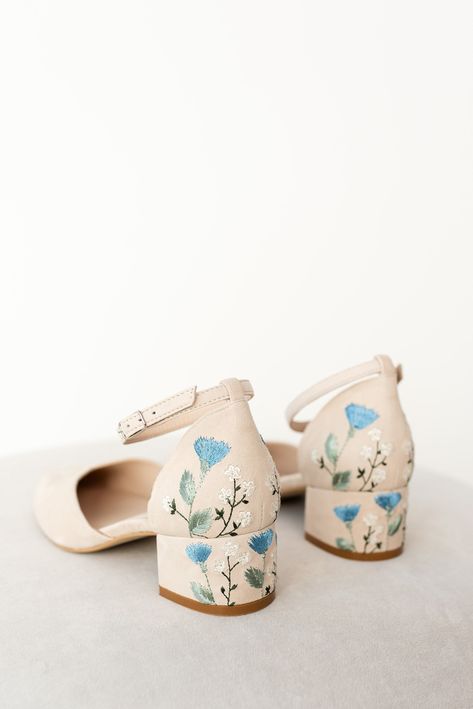 Wedding shoes 'Jasmine' is handcrafted in soft ivory suede and has elegant handmade embroidery that can be customized to your preference! This design has wildflowers and bright blue cornflowers embroidered on the back. The heel measures 4.5 cm / 1.8 inches. These wedding shoes are designed with a V-notched vamp (v-cut) and closed-toe, making bridal sandals even more elegant and special. Inside there is a soft Memory foam insole, which gives a feeling of additional comfort when walking. Tunit out Embroidered Heels Wedding Shoes, Embroidered Kitten Heels, Colored Shoes With Wedding Dress, Vintage Wedding Shoe, Wedding Shoes Embroidered, Wedding Shoes Floral, Wildflower Wedding Shoes, Embroidered Bridal Shoes, Short Wedding Heels