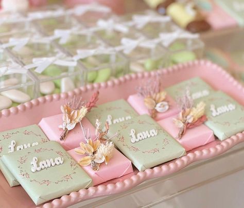 Chocolate Favors Baby Girl, Newborn Baby Girl Chocolate Decoration, Baby Girl Chocolate Decoration, Chocolate Favors Baby, Baby Giveaways, Baby First Birthday Cake, Diy Bouquet Wrap, Invitation Card Birthday, Chocolate Babies