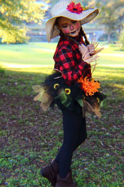 Diy Halloween girls Scarecrow costume Diy Halloween Girls, Diy Halloween Scarecrow, Cute Scarecrow Costume, Diy Girls Costumes, Crow Costume, Scare Crow, Scarecrow Costume, Halloween Scarecrow, Costume Diy