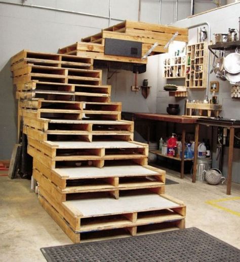 Foto Scale, Diy Corner Shelves, Making Shelves, Pallet Stairs, Pallet Ideas Easy, Pallet Shelves, Wood Stairs, Recycled Pallets, Floating Shelves Diy