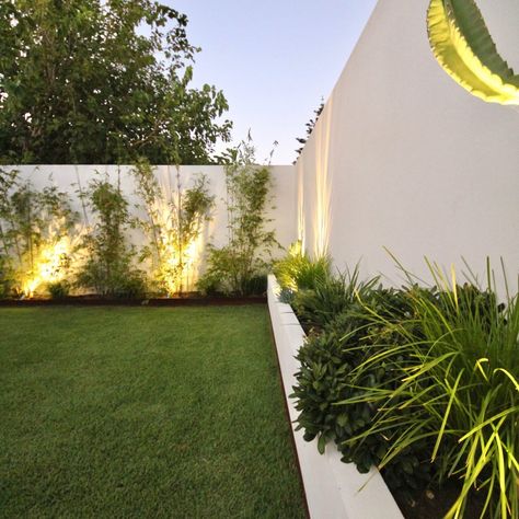 Oliver Street - Ascher Smith White Walls Garden, Garden White Wall, White Wall Garden, White Walled Garden, Backyard White Fence, White Garden Wall Ideas, Side Yard Landscaping, Pool Landscape Design, Back Garden Design