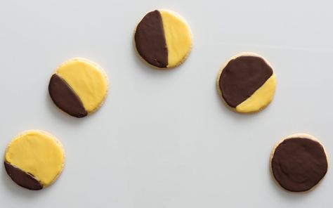 Everyone will be watching the upcoming total solar eclipse on Monday, August 21. For a fun way to celebrate the Great American Eclipse, look no further than these simple cookies starring the sun and the moon. No time to bake? Decorate plain sugar cookies you pick up at the supermarket bakery. Prepare to be moonstruck!Get [...] Diy Microwave Popcorn, Solar Eclipse Party, Eclipse Party, Moon Cookies, Black And White Cookies, White Cookie, Bark Recipe, Sugar Cookie Dough, Cocktail Desserts