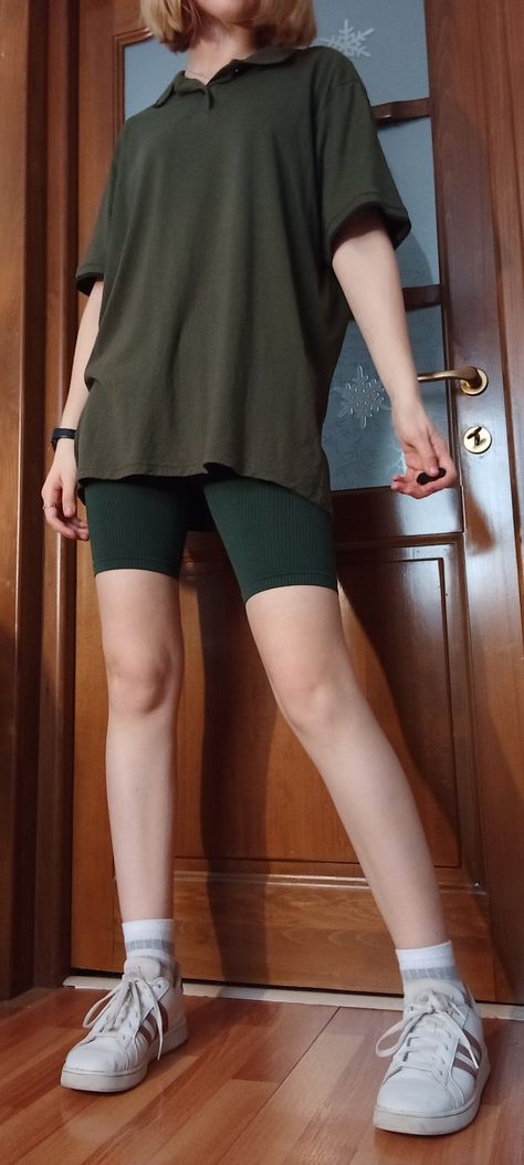 Jogger Shorts Outfit, Green Tshirt Outfit, Earthy Aesthetic Outfits, Shorts And White Sneakers, Green Biker Shorts, Green Shorts Outfit, Oversize Tshirt Outfits, Athletic Outfit, Fit Board