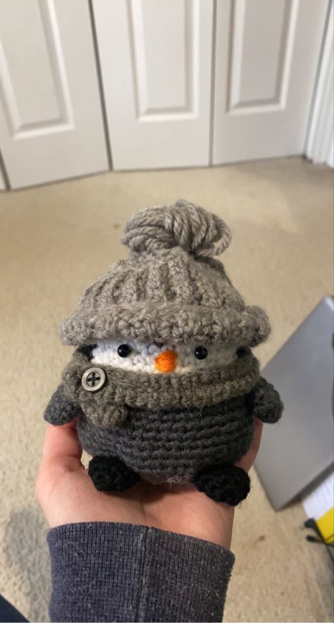 Crochet penguin with removable scarf and hat. Penguin Hat Crochet, Crochet Penguin Hat, Crochet Christmas Aesthetic, Crochet Inspo Amigurumi, Winter Crochet Aesthetic, Crochet Croquette, Christmas Crochet Plushies, Crochet Boyfriend Gift, Crochet Scarf Aesthetic