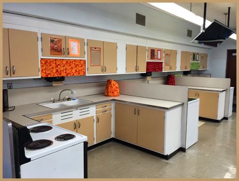 Home Economics Classroom, Facs Classroom, Kitchen Science, Science Classroom Decorations, Culinary Classes, Kitchen Set Up, Studying Food, Family And Consumer Science, Class Organization