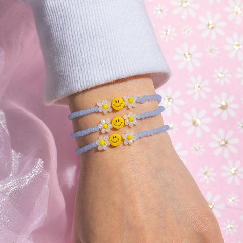 Cincin Diy, Pulseras Kandi, Diy Beaded Rings, Yellow Smiley Face, Beaded Necklace Diy, Diy Bracelet Designs, Diy Bracelets Patterns, Beads Bracelet Design, Handmade Jewelry Tutorials