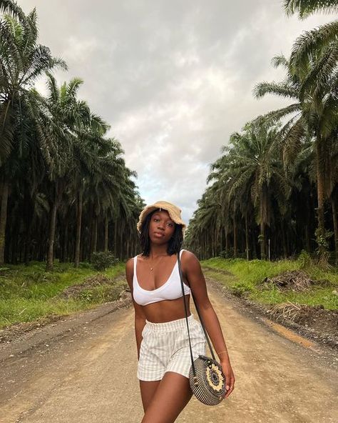 Nylah | Travel + Fashion on Instagram: "🌴 I’ve been to Costa Rica 4x now. Each time I’ve passed these palm tree farms. Miles and miles of palm trees. It was always incredible to me but I never stopped. I always wanted to but felt like I couldn’t at the time. My most recent trip I happened to go down this same road I’ve been passing for years and I finally stopped to take some pics and I’m so happy I did!! Shout out to my travel gals too 🇨🇷 #nylahstravels #navigatingwithny" Outfits For Costa Rica Vacation, Costa Rica Outfit Ideas, Costa Rica Outfits, Costa Rica Style, Costa Rica Outfit, Roadtrip Outfits, Trip Moodboard, Vacation Board, Beach Vacay