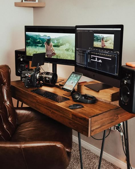 For filmmakers desk tour!! 😍🎥 What’s your favorite part of this setup?! [ins] Credit: benhessfilms Photographer Office Ideas, Photographer Workspace, Photographers Desk, Photographer Room, Editing Setup, Photographers Office, Photography Home Office, Photography Office, Computer Desk Setup