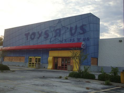 Abandoned Toys 'R' Us by C-Bunny, via Flickr Toys R Us Aesthetic, Abandoned Malls, Dead Malls, Weird Dreams, Toys R Us, Abandoned Buildings, Abandoned Houses, Abandoned Places, In This Moment