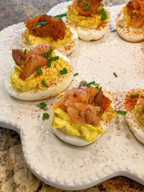 Deviled Eggs with Smoked Salmon Devilled Eggs, Garden Recipes, Deviled Eggs, Smoked Salmon, Hummus, Texas, Lifestyle, Ethnic Recipes