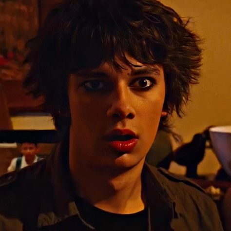 Rodrick Heffley Hair, Rodrick Icon, Rodrick Eyeliner, Roderick Heffley, Loded Diper, Devon Bostick Rodrick, Rodrick Rules, Hot Emo Guy, Emo Guy