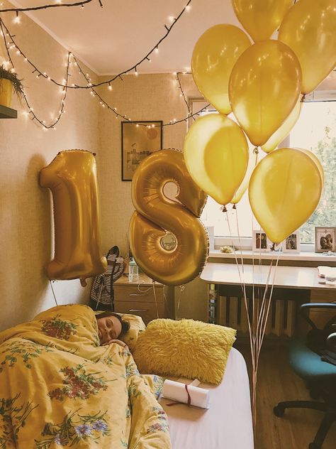 Birthday Surprise Aesthetic, Yellow Birthday Aesthetic, Yellow Aesthetic Birthday, Yellow Party Aesthetic, Background Foto Studio Simple, Birthday Room Surprise, Birthday Colors, Yellow Birthday Parties, Decor Balloons