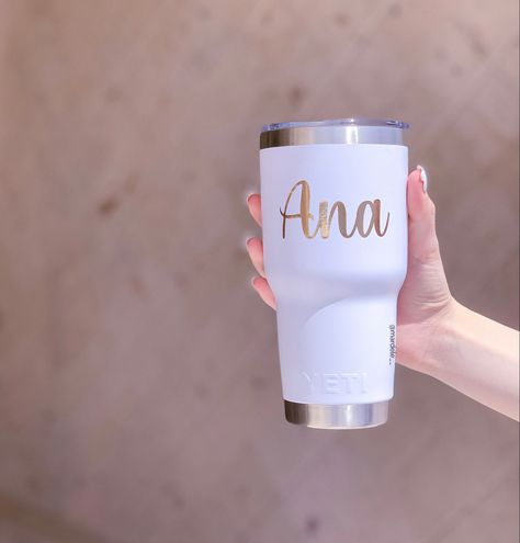 Yeti blanco personalizado con texto dorado 
Nombre Ana Vaso Yeti, Yeti Cup Designs, Starbucks Cup Design, Sublimacion Ideas, Beer Pong Tables, Vinyl Tumblers, Yeti Cup, Tumbler Cups Diy, Beer Pong