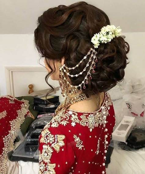 Indian Wedding Hair Updo, Gajra Hairstyle, Asian Wedding Hair, Indian Bridal Hair, Asian Bridal Hair, Bridal Hairstyle Indian Wedding, Wedding Hairstyles And Makeup, Bridal Hair Buns, Indian Wedding Hairstyles