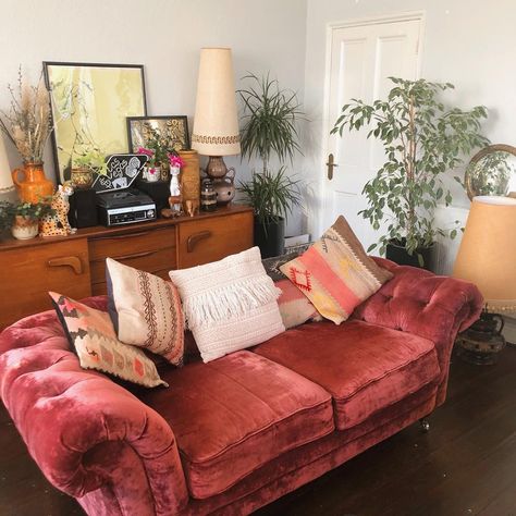 Dark Pink Couch Living Room, Light Pink Velvet Couch, Dusty Pink Velvet Sofa, Pink Vintage Couch, Couch Pink Velvet, Pink Velvet Couch Aesthetic, Pink Sofa Living Room, Pink Velvet Couch, Velvet Sofa Living Room