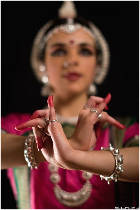 Mudra (hand gestures). Indian Classical Dancer, Bharatanatyam Poses, Dance Of India, Indian Classical Dance, Hand Gestures, Dance World, Indian Music, Dance Movement, Traditional Dance