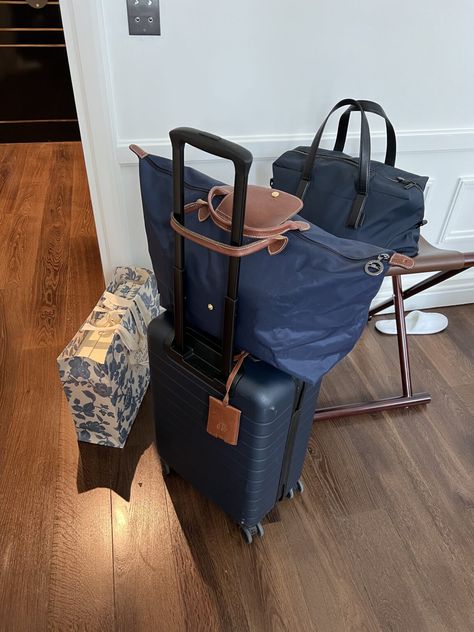 5 Tips to Prepare for a Long-Haul Flight - Everyday Parisian Long Haul Flight Outfit, Longchamp Travel Bag, Everyday Parisian, Long Haul Flight Tips, Long Haul Flight Essentials, Fridge Photos, Packing Bags Travel, Flight Essentials, Travel Preparation