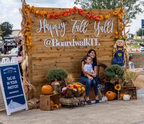 Easy Fall Photo Booth, Fall Photo Opp Ideas, Fall Harvest Photo Booth Ideas, Fall Party Backdrop Ideas, Fall Pallet Backdrop, Fall Fest Backdrop, Thanksgiving Decorations Photo Booth, Thanksgiving Photo Op, Harvest Backdrop Ideas