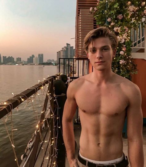 Oliver Brynnum, Cool Chest Tattoos, Muscle Abs, Cute White Guys, Aesthetic Boys, Perspective On Life, Different Perspectives, Top Models, Shirtless Men