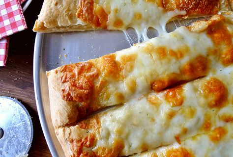 Garlic Fingers Pizza Delight Garlic Fingers Recipe, Garlic Sticks, Canadian Foods, Garlic Fingers, Donair Sauce, Canadian Recipes, Best Easy Recipes, Cheesy Snack, Main Entrees