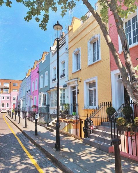 This Chelsea street is definitely where we’d buy a house if we won the jackpot. Just off the King’s Road? A 10 minute stroll to Sloane Square? Bywater Street really is excellent for the aspiring Sloane Rangers amongst you. SW3 4XD is the address you need. Nearest station is Sloane Square. London Rain, London Street Photography, London Wallpaper, Aesthetic London, Dreamy Places, Travel England, London Dreams, London Guide, Photography Autumn