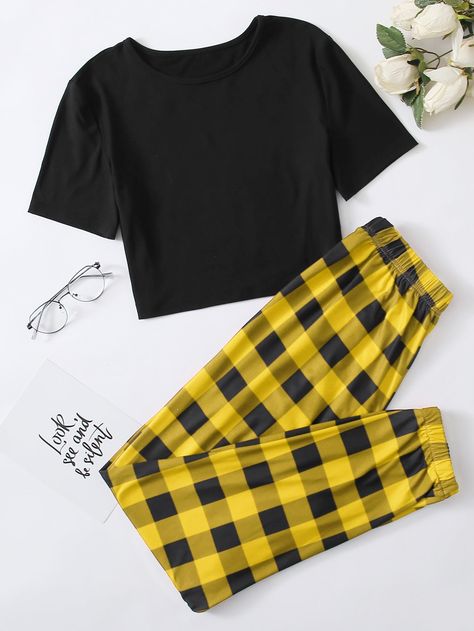 Yellow Pyjamas, Yellow Pjs, Plus Size Preppy, Yellow Style, Cute Sleepwear, Cute Pajama Sets, Pajama Outfits, Fashion Sketches Dresses, Style Instagram