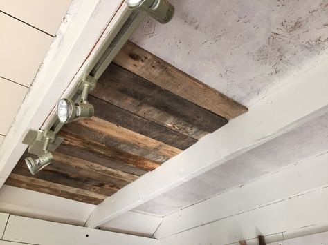 Pallet Wood Ceilings Pallet Wood Ceiling Diy, Pallet Wood Ceiling Ideas, Reclaimed Wood Ceiling Ideas, Pallet Wood Ceiling, Painted Wood Ceiling, Barn Wood Ceiling, Ceiling Chair, Reclaimed Wood Ceiling, Hallway Ceiling