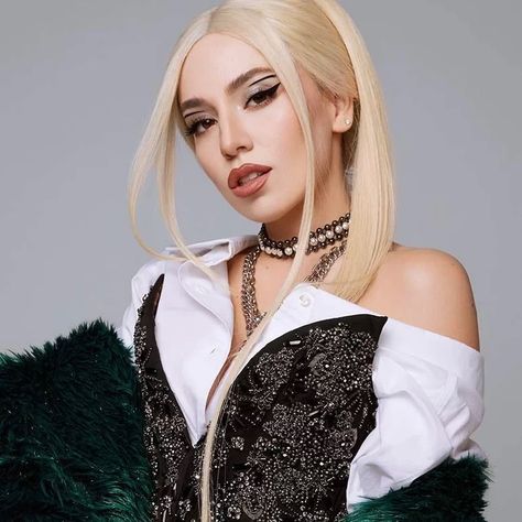 Rosé Lovesick, Ava Max, Ariana Grande Style, Pink Girly Things, Hair Elastics, Female Singers, American Singers, Fashion Pictures, Cosmopolitan