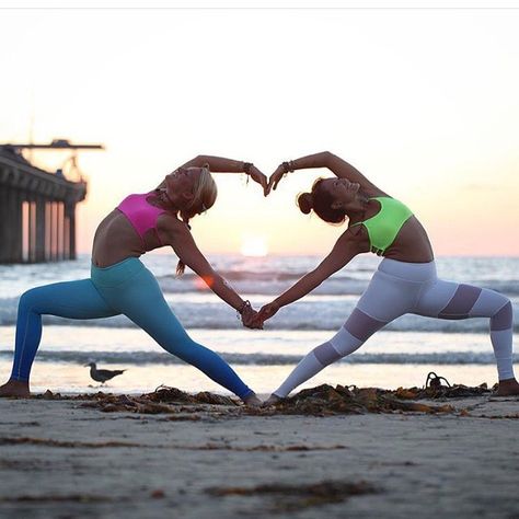 Yoga Foto's, Couple Yoga, Photo Yoga, Yoga On The Beach, Acro Yoga Poses, Yoga Challenge Poses, Partner Yoga Poses, Yoga Poses For Two, Yoga Nature