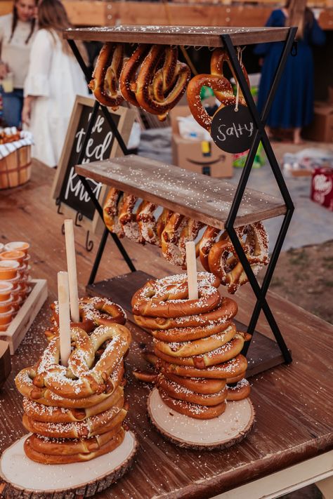 Diy Oktoberfest Decorations, Wedding Pretzel Bar, Birthday Buffet Ideas Food, Pretzel Bar Wedding, Snack Bar Party, Pretzel Stand, Wedding Pretzels, Pretzel Bar, Apres Ski Bar