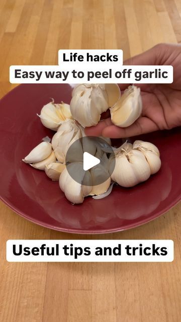 Sudha Lukka on Instagram: "Easy way to peel off garlic #lifehacks #tipsandtricks #fyp #diy #healthylifestyle #kichentips #usefultips #hacks #garlic #garlicbread #homeremedies #microwave #peeling #peelinggarlic" Peeling Garlic Cloves Hack, Best Way To Peel Garlic, Easy Way To Peel Garlic Cloves, Peel Garlic Easy, Garlic Peeling Hack, How To Peel Garlic Cloves Easy, How To Peel Garlic, Garlic Uses, Garlic Head