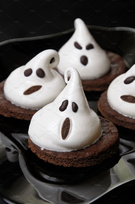 Oreo Balls Christmas, Ghosts For Halloween, Ghost For Halloween, Halloween Cupcakes Decoration, Halloween Biscuits, Halloween Tea Party, Halloween Cake Decorating, Chocolate Biscuits, Healthy Food Menu