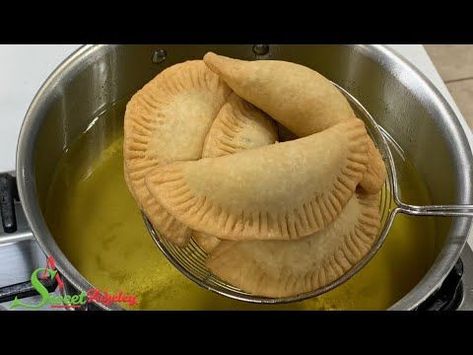 Fried Meat Pies, Fried Pies Recipe, Fried Meat, Philly Cheese Steak Sliders, Meat Pie Recipe, Pie Dough Recipe, Fried Pies, Beef Patties, Recipe Beef