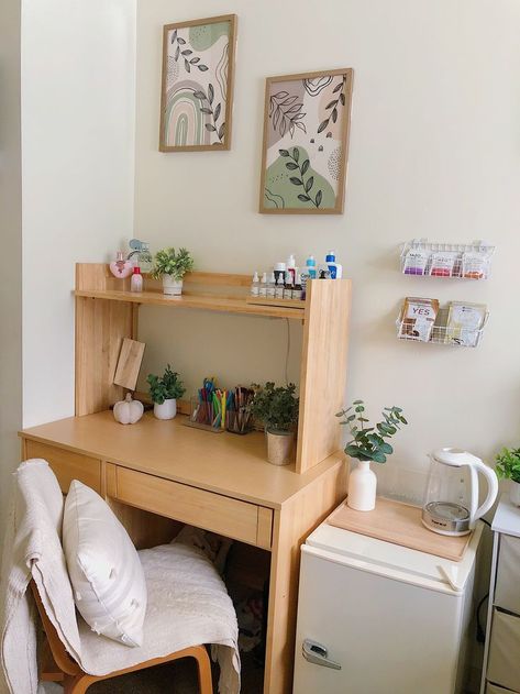 dorm, college, desk, fridge, cozy, clean, wall art, organization, storage, cute Dorm Desk Organization Aesthetic, Cute Dorm Rugs, Bohemian Dorm Room Decor, Dorm Inspiration Boho, Dorm Room Desk Organization, Uni Dorm Room Decor, Dorm Room Asthetics, Dorm Kitchen Ideas, Dorm Desks