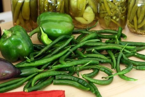 Pickled Green Peppers, Pickle Peppers, How To Pickle Peppers, Cayenne Pepper Recipes, Garden Peppers, Canning Peppers, Pickled Peppers, Canning Ideas, Canning Vegetables