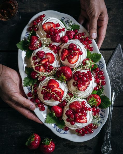 Food photography - Johanna on Instagram: “Fourth day of the #5daysofcolor with the very talented @evakosmasflores and @bealubas. Today is the color of summer. The recipe for these…” Perfect Meringue, Berries And Cream, Mini Pavlova, Food Flatlay, Moody Food Photography, Have A Lovely Weekend, Dark Material, Wild Strawberries, Beautiful Plates