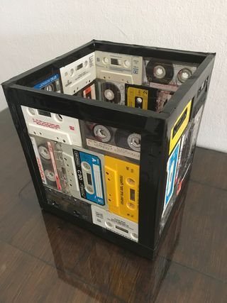 Retro Cassette Box Vhs Crafts, Diy Retro Decor, Cassette Tape Crafts, Cassette Tape Art, Vinyl Record Crafts, Record Crafts, Diy Retro, Retro Crafts, Retro Cassette